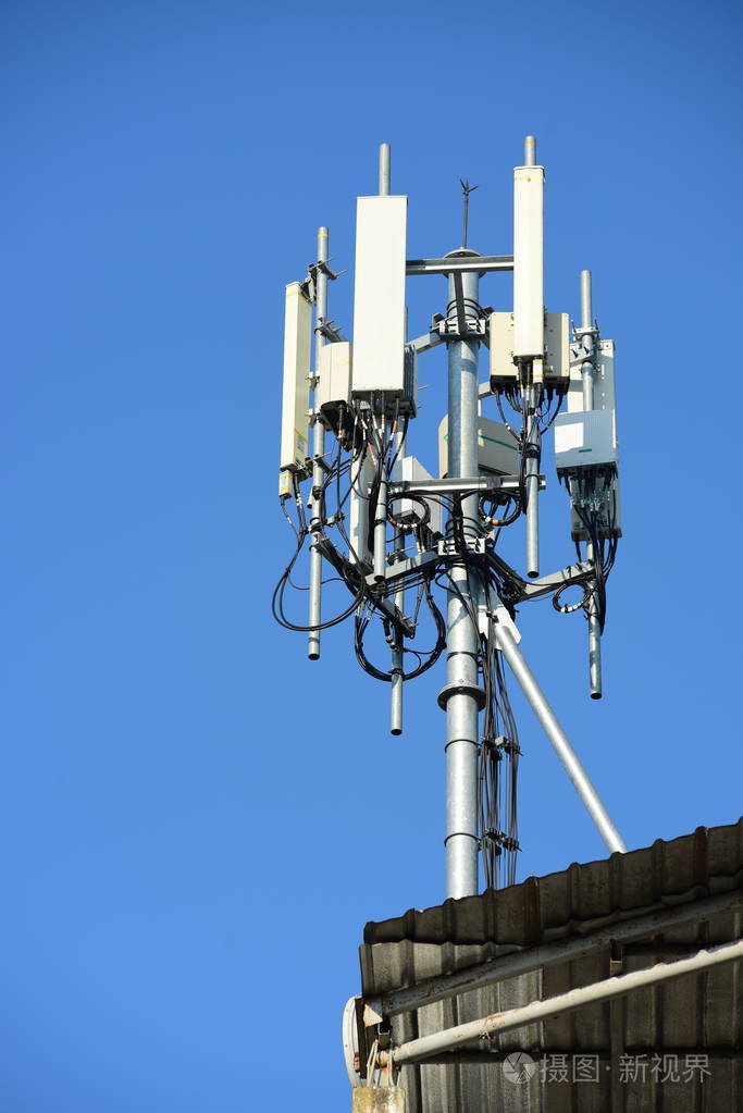 無線通信天線與明亮的天空 電信塔與天線與藍天的交融